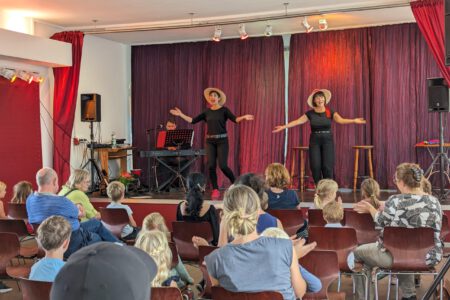 Foto vom Kindermitmachkonzert am 27.08.23, zeigt Peter Grauer, Tanja Raich und Marie-Therese Bihlmayer vor Publikum