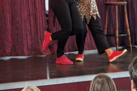 Foto vom Kindermitmachkonzert am 27.08.23, zeigt Tanja Raich und Marie-Therese Bihlmayer